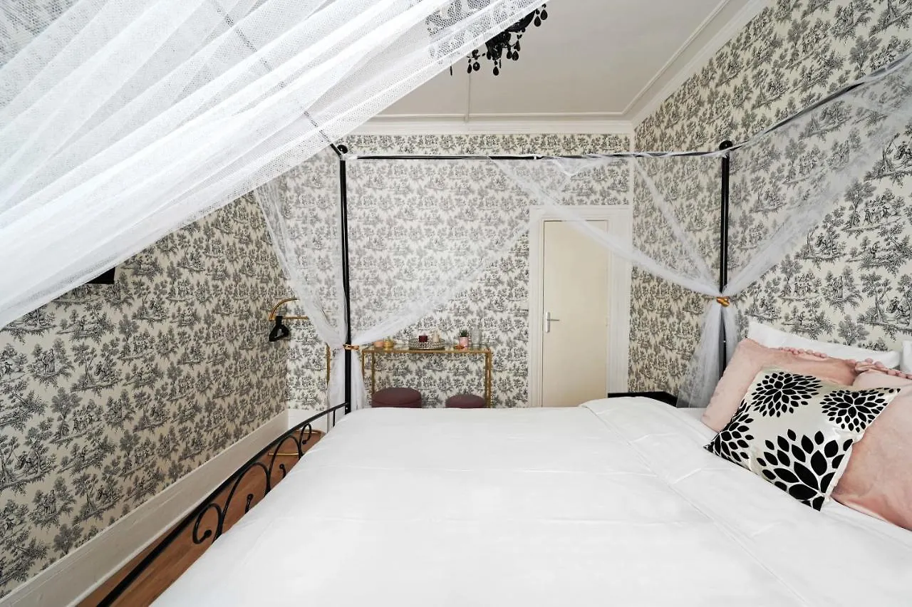 Black & White - Chic & Petit Maison- Pigalle 9eme * Paris